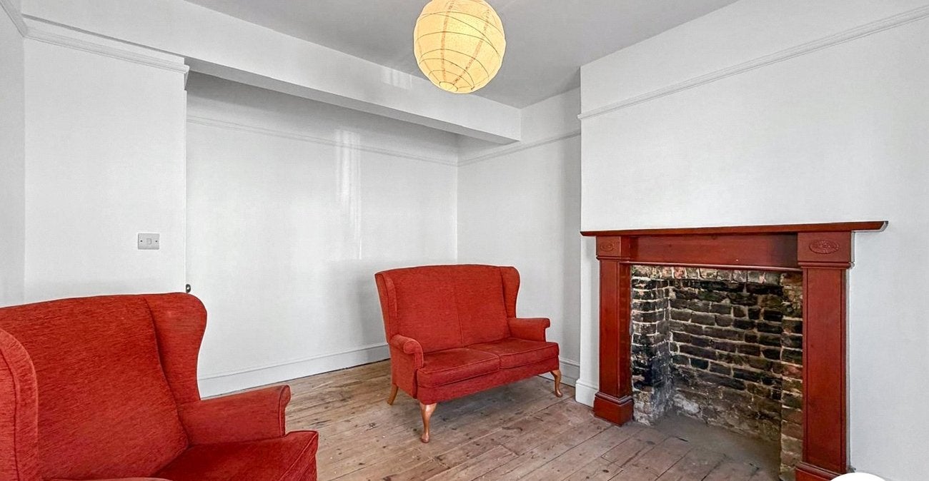 House Palmerston Crescent in Greater London