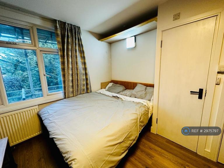Room Maryland Road in Greater London