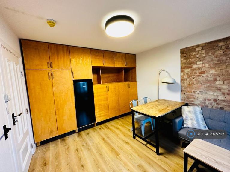 Room Maryland Road in Greater London