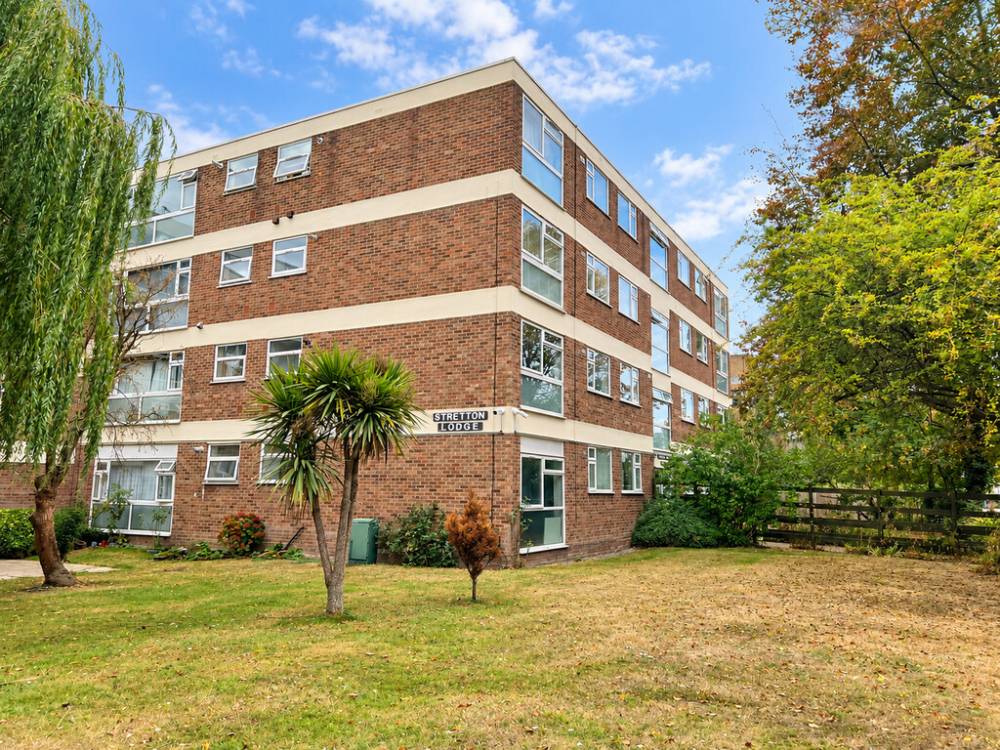 Flat Gordon Road in Greater London