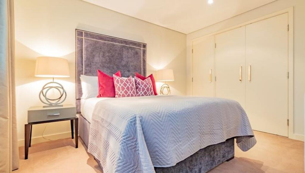 Flat Merchant Square East in London