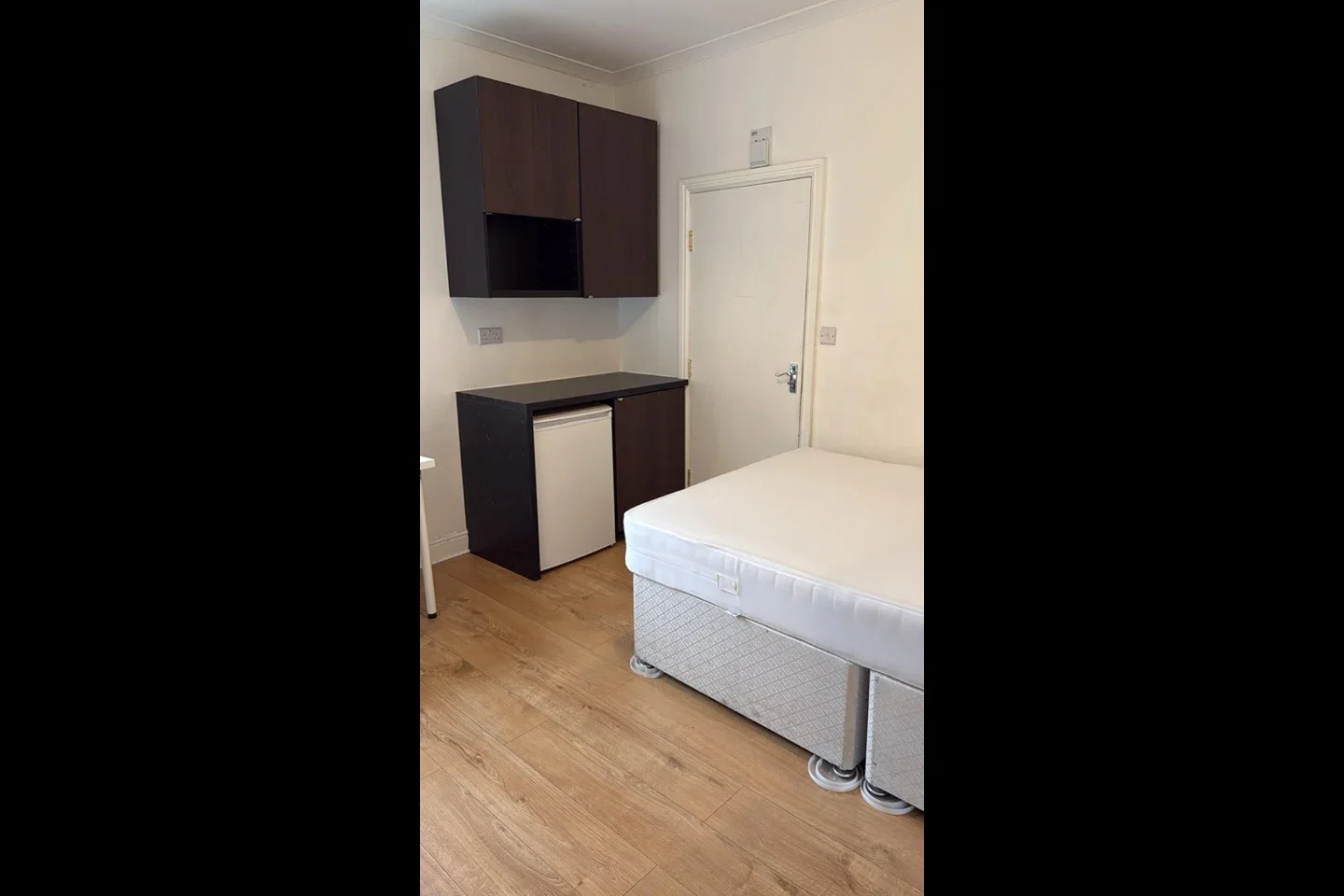 Room Ivy Road in Greater London