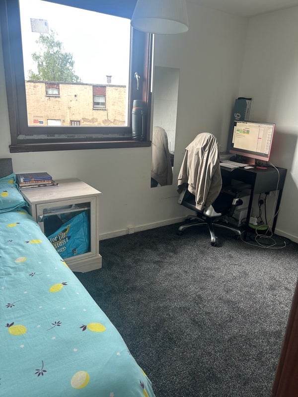 Room South Carbrain Road in Cumbernauld