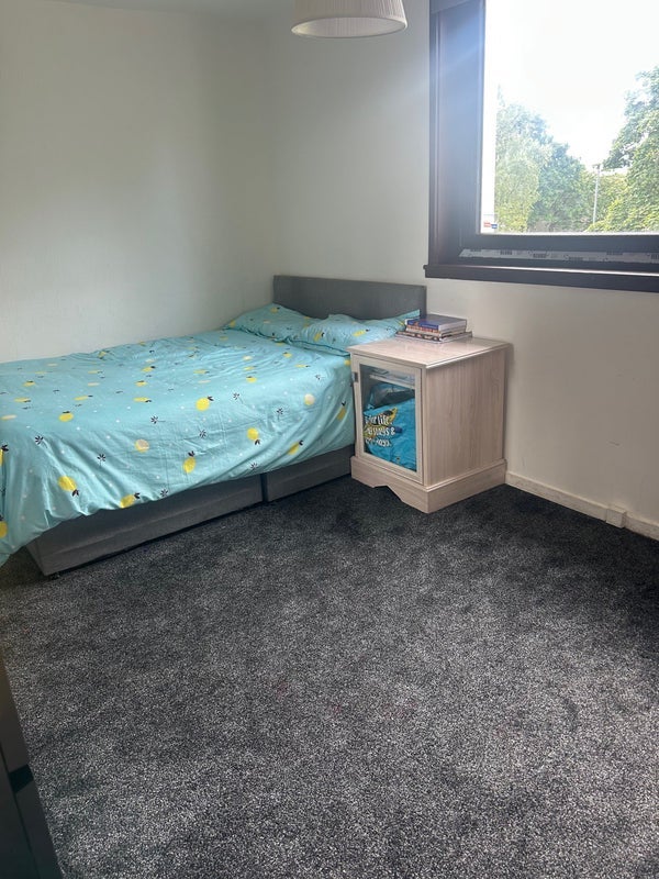 Room South Carbrain Road in Cumbernauld