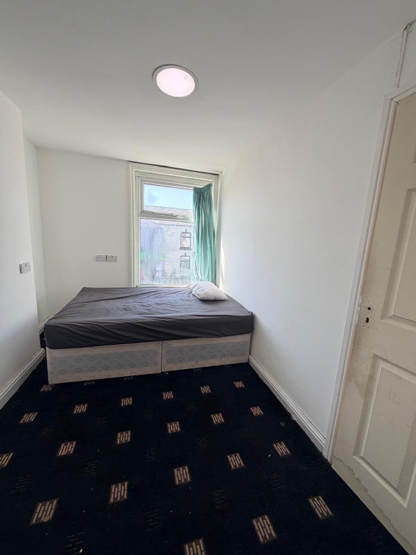 Room Halliwell Road in Bolton