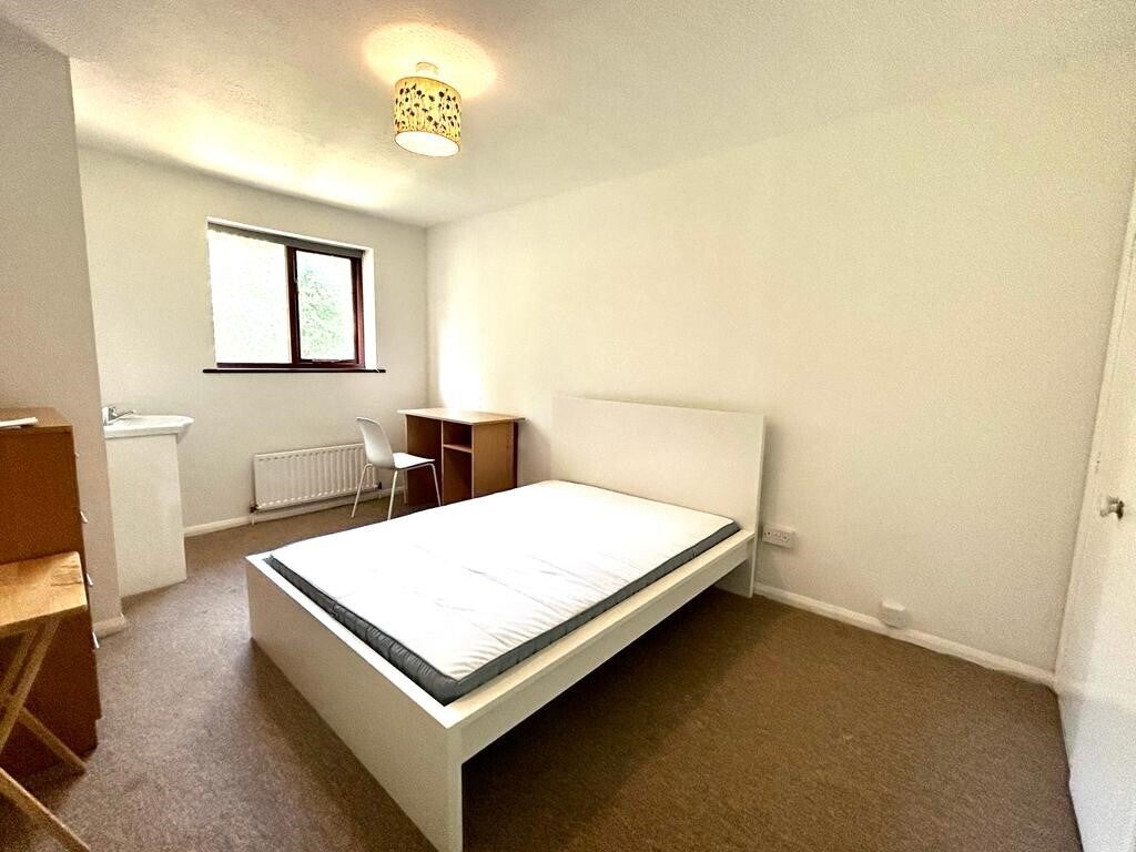 Room Honeysuckle Close in Winchester