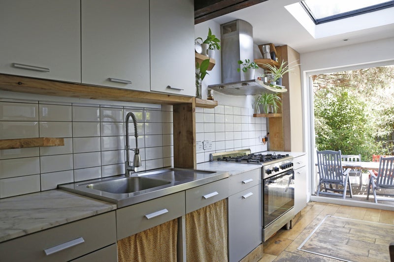Room Markmanor Avenue in Greater London