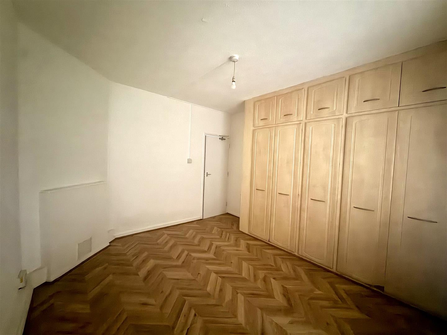 Flat Ballamore Road in Greater London