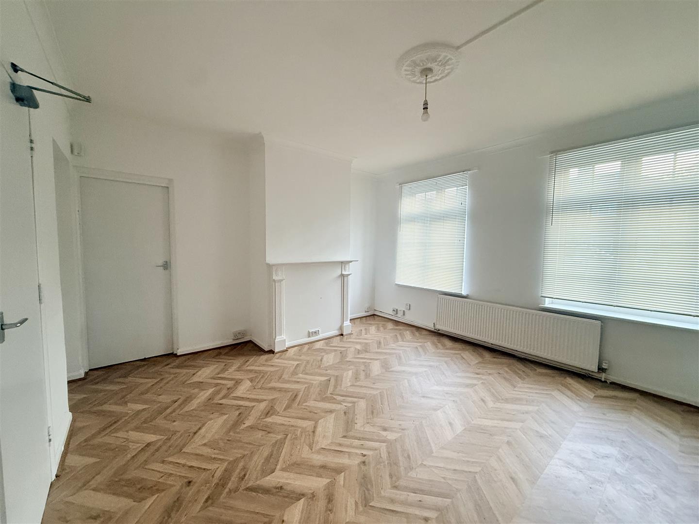 Flat Ballamore Road in Greater London