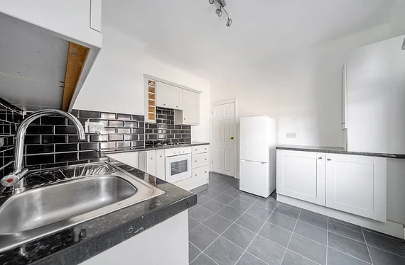 Flat Fountain Road in Greater London