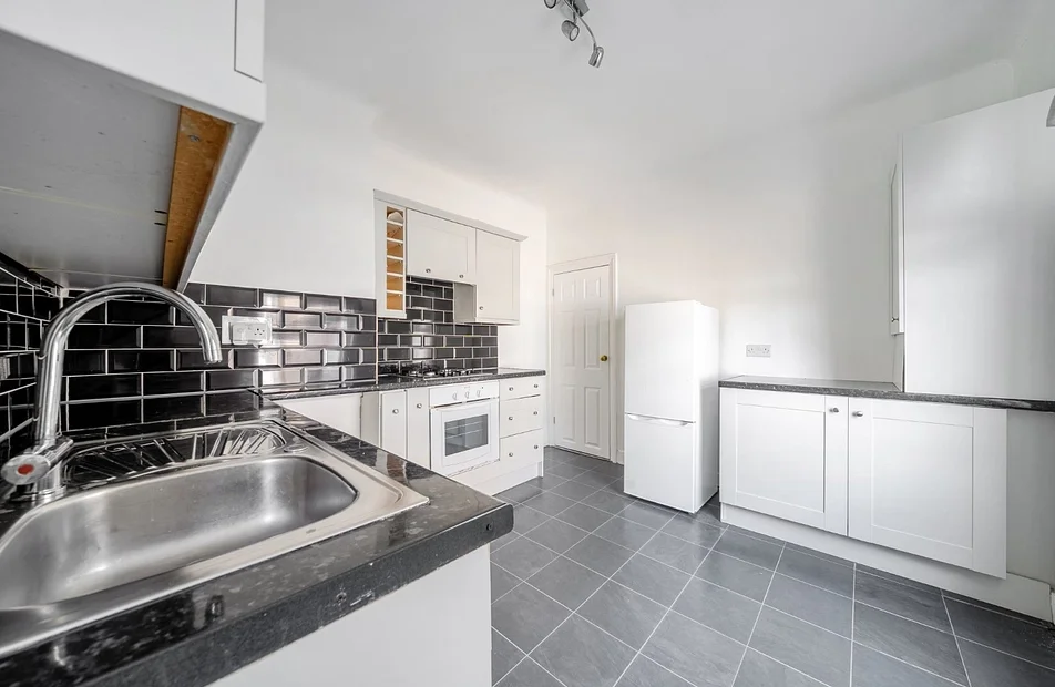 Flat Fountain Road in Greater London