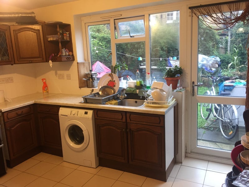 Room Inville Road in Greater London