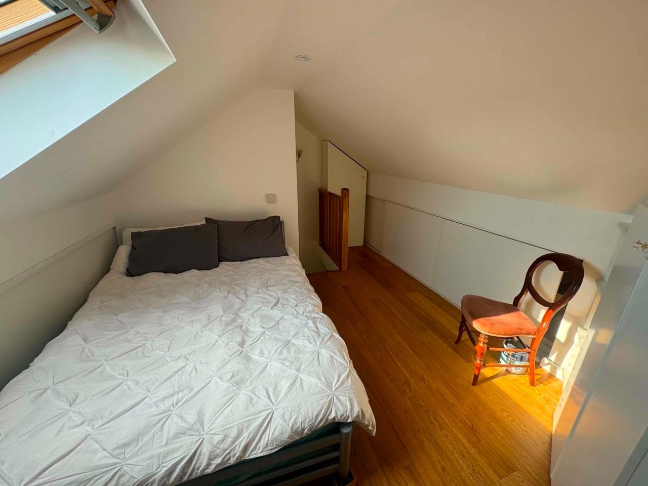 Flat Lonsdale Avenue in Greater London