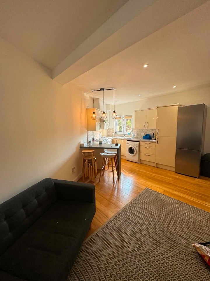 Flat Lonsdale Avenue in Greater London