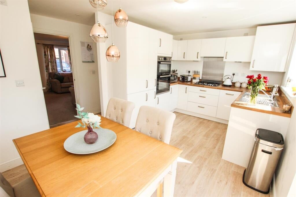 House Heatherfields Cresent in Doncaster