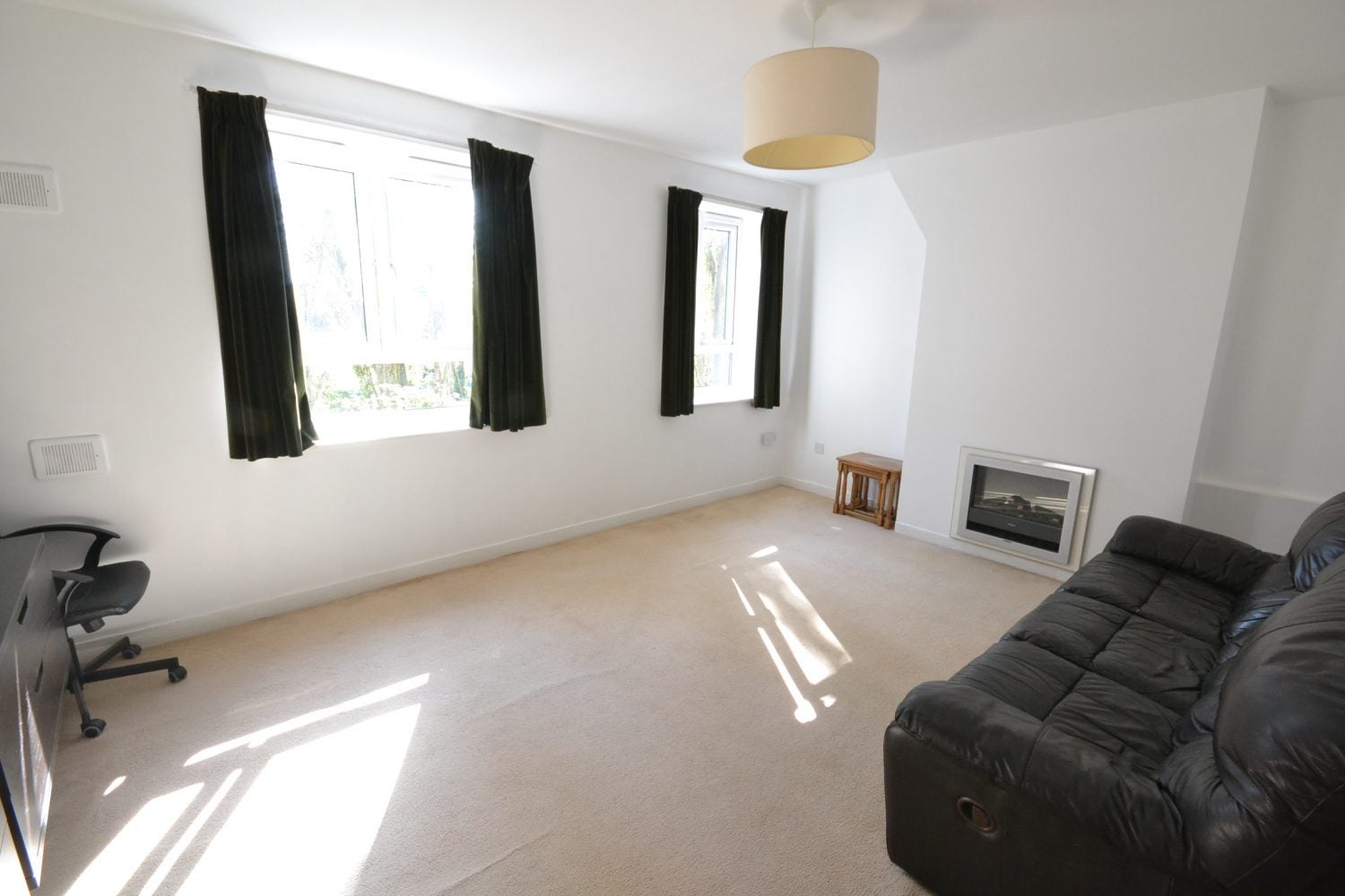 Flat Sundew Avenue in Greater London