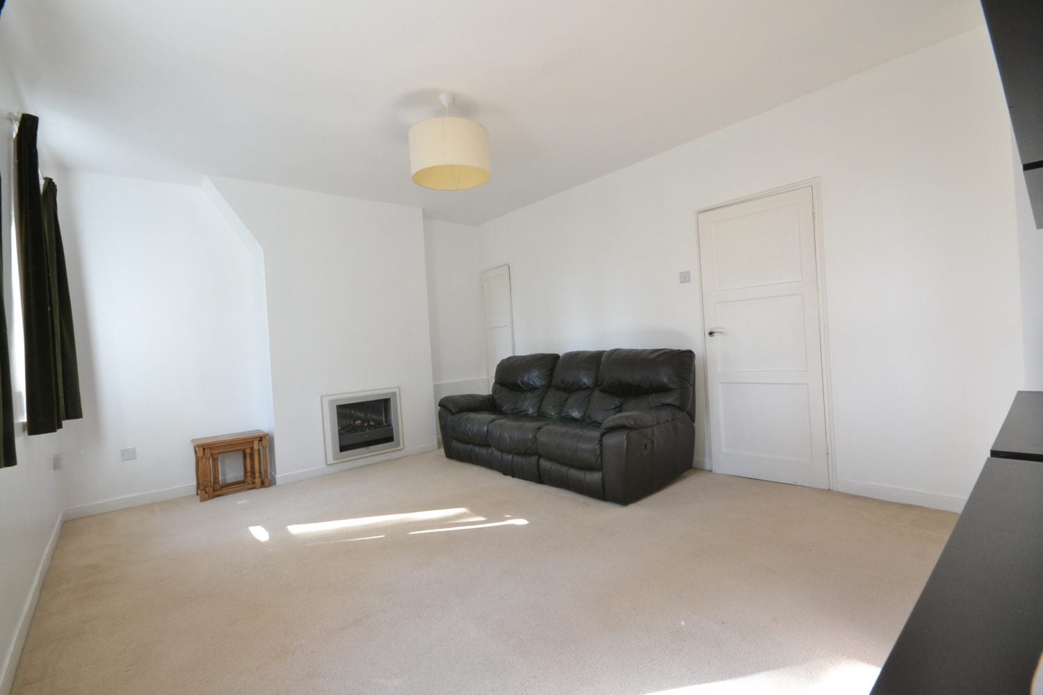 Flat Sundew Avenue in Greater London