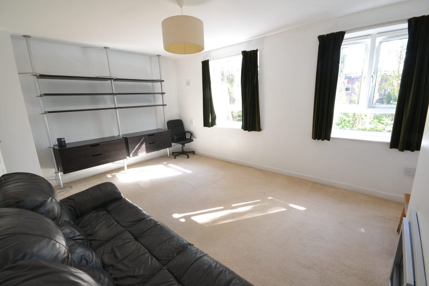 Flat Sundew Avenue in Greater London