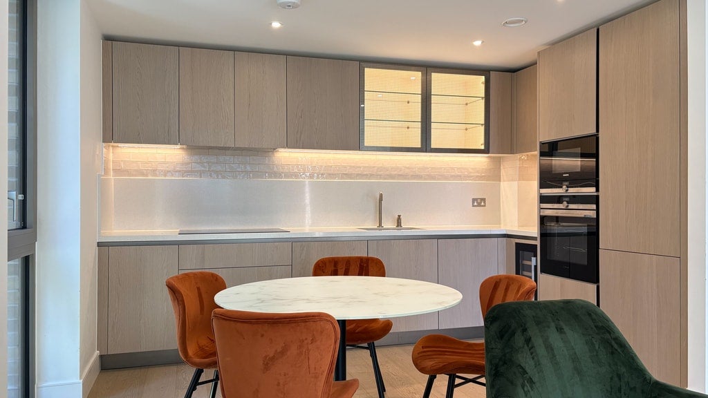 Flat Queenstown Road in Greater London
