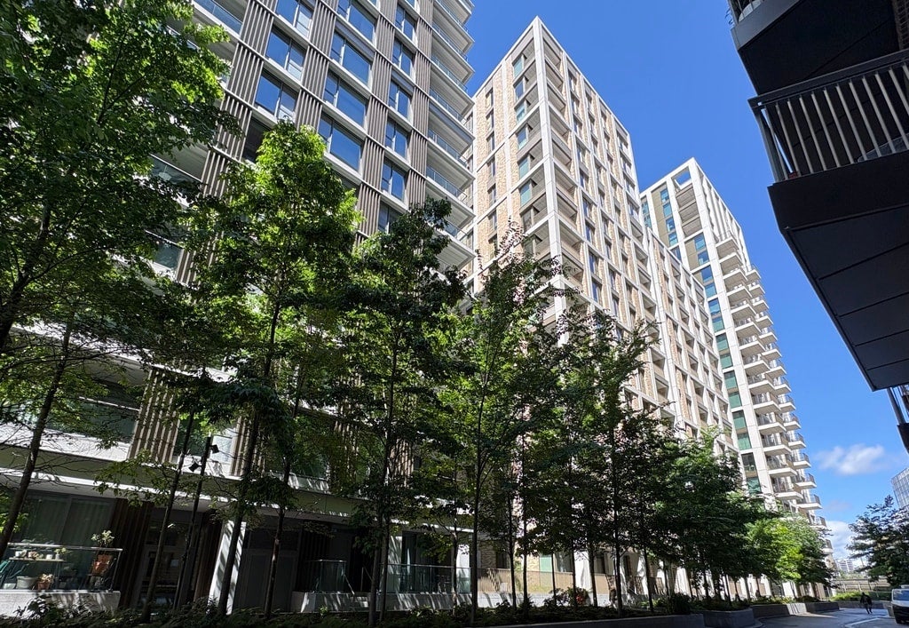 Flat Queenstown Road in Greater London