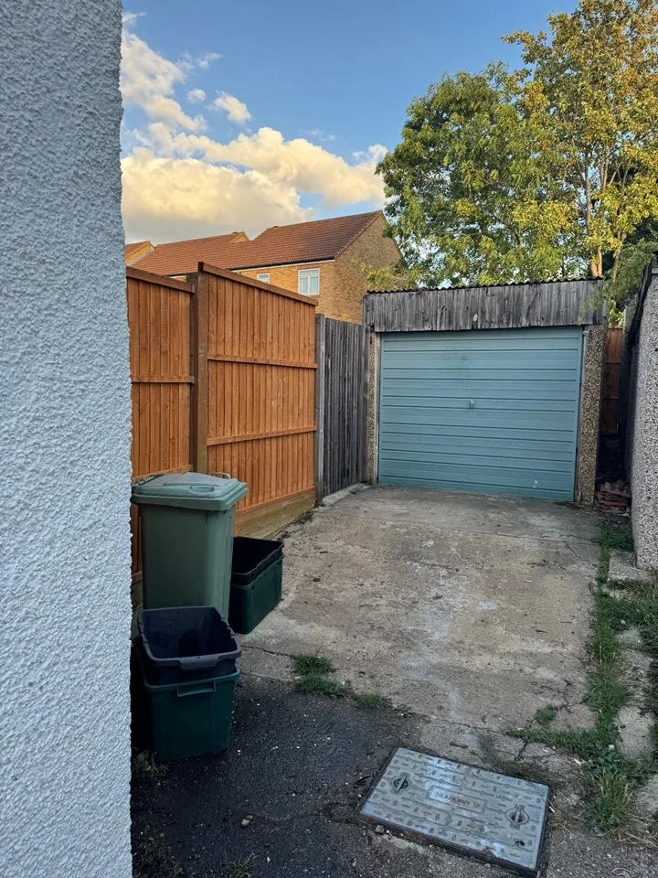 House Oakdene Avenue in Greater London