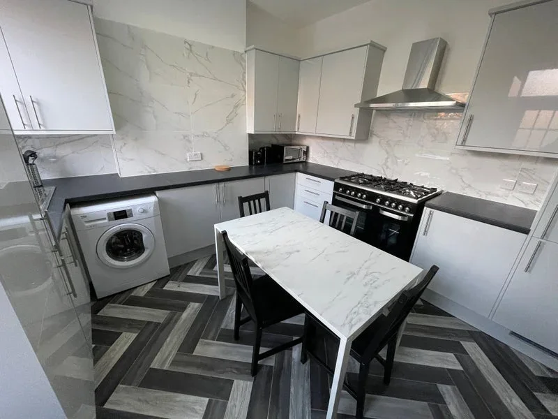 Room Binfield Road in Greater London