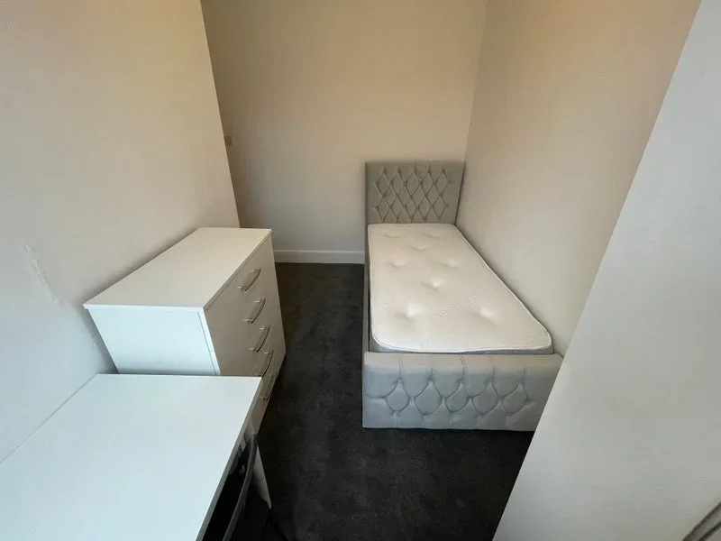 Room Binfield Road in Greater London