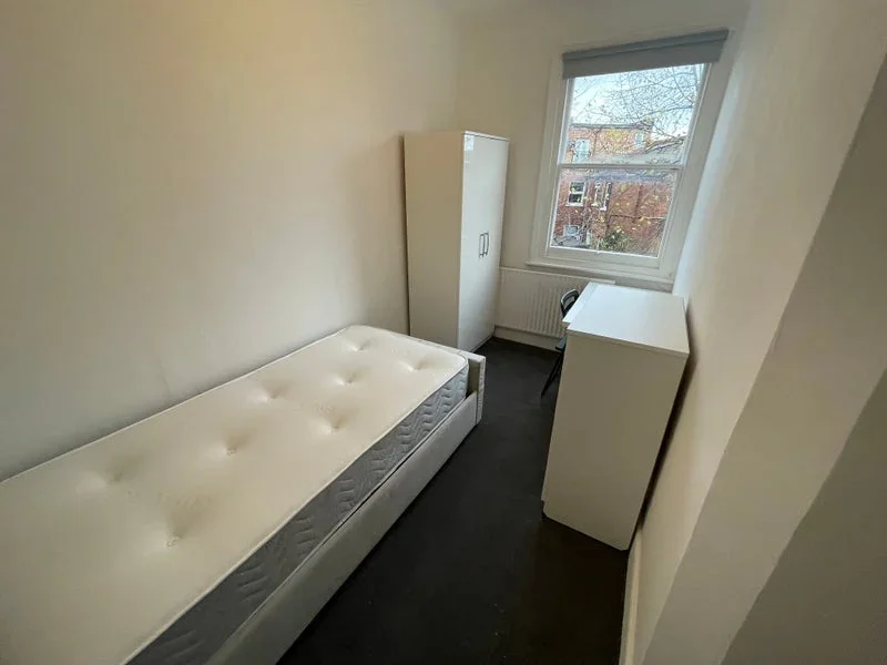 Room Binfield Road in Greater London