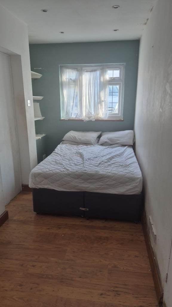 Flat Lindal Crescent in Greater London