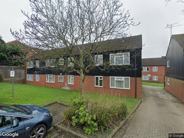 Flat Highfield Drive in Greater London