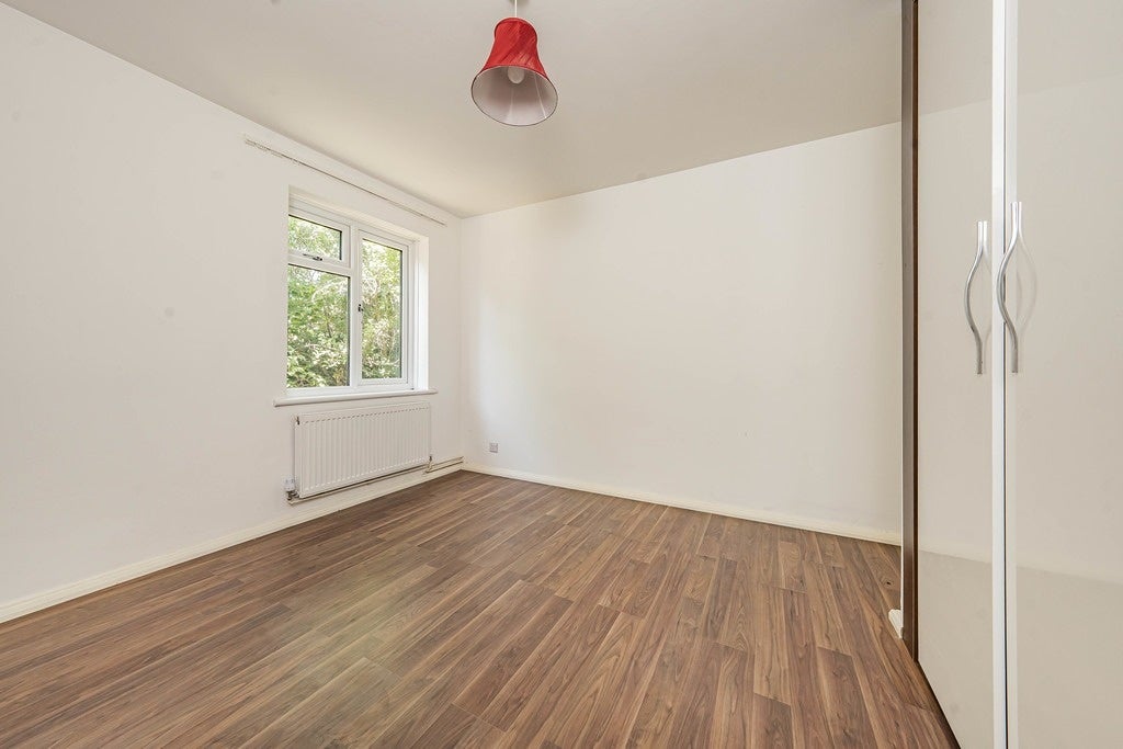 Flat Highfield Drive in Greater London