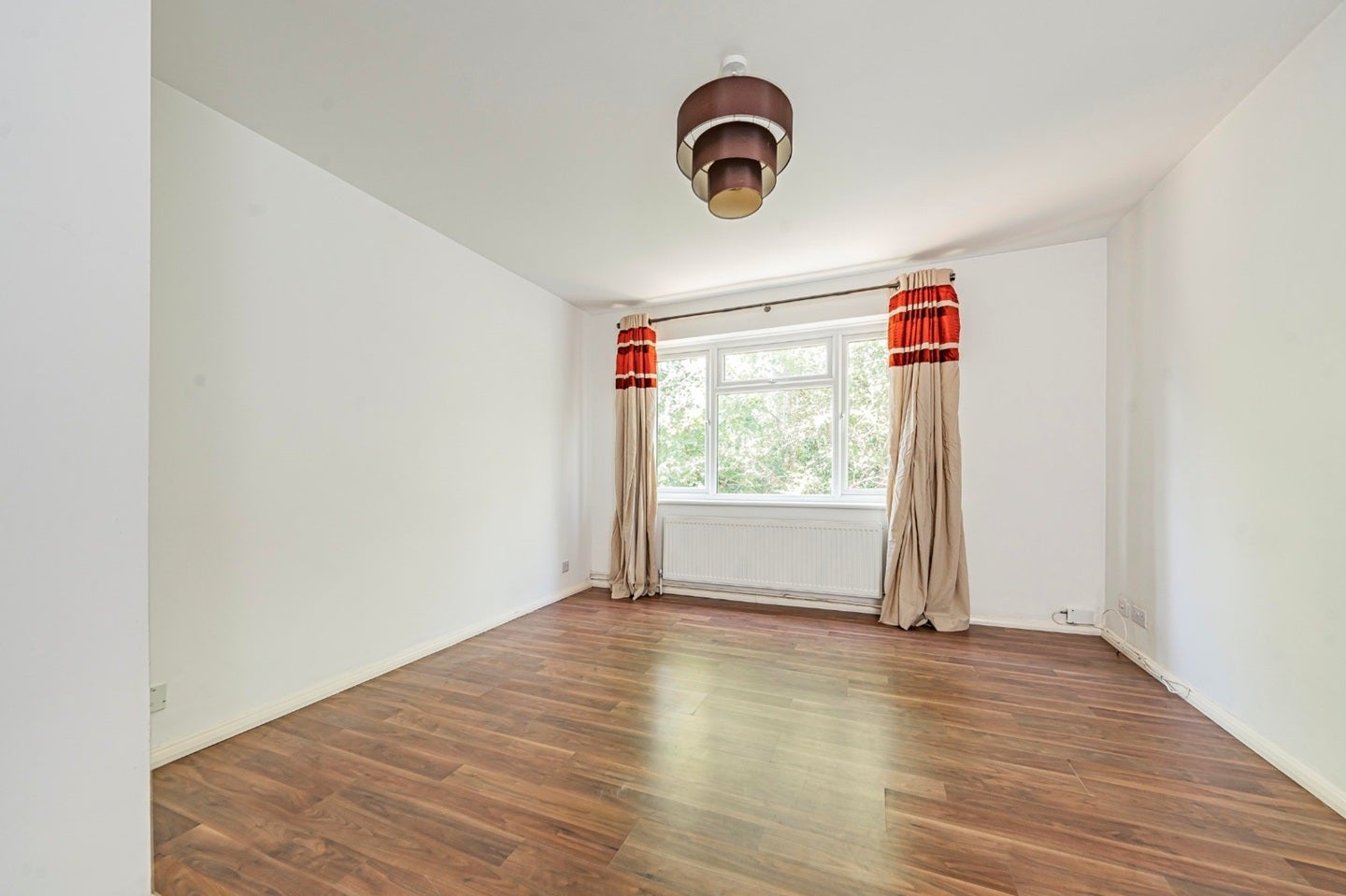 Flat Highfield Drive in Greater London