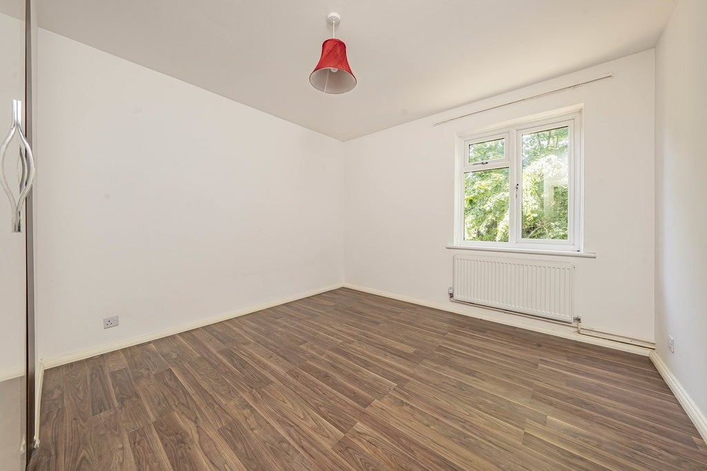 Flat Highfield Drive in Greater London