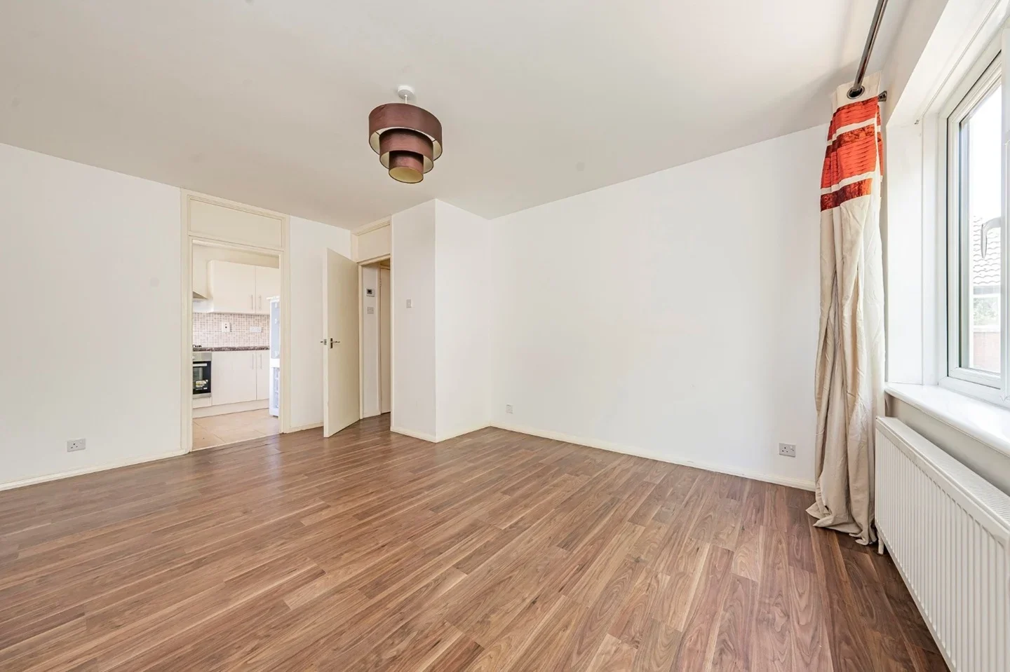 Flat Highfield Drive in Greater London