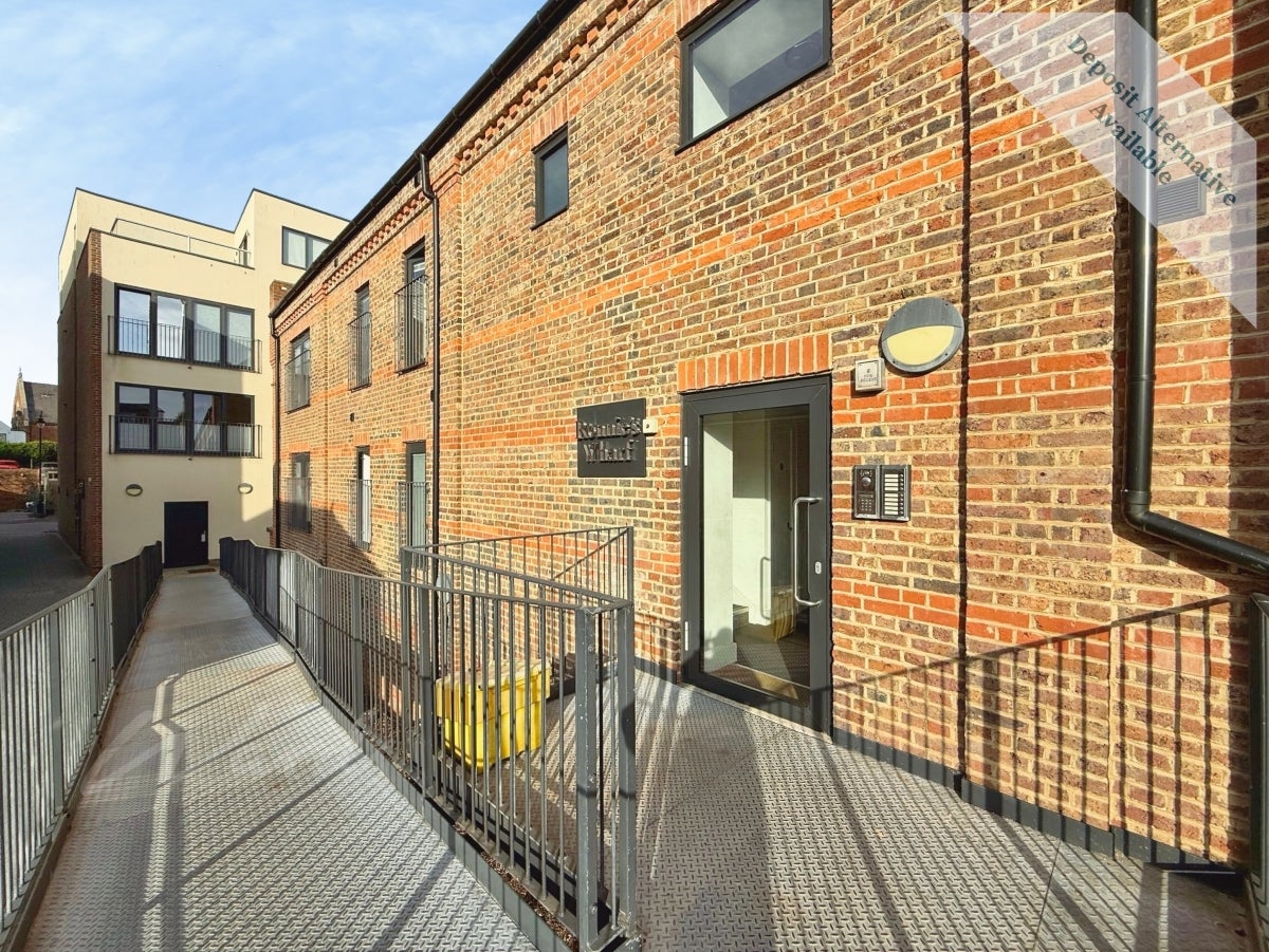 Flat Lyons Crescent in Tonbridge and Malling