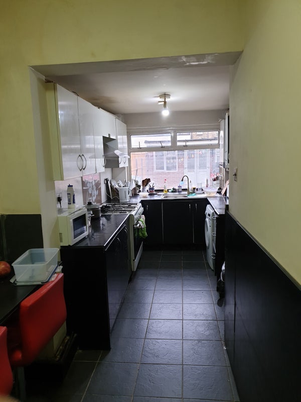 Room Flanders Road in Greater London