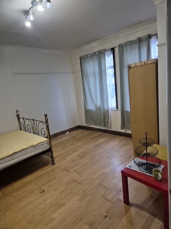 Room Flanders Road in Greater London