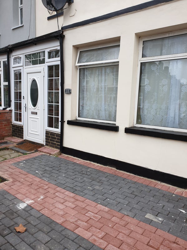 Room Flanders Road in Greater London