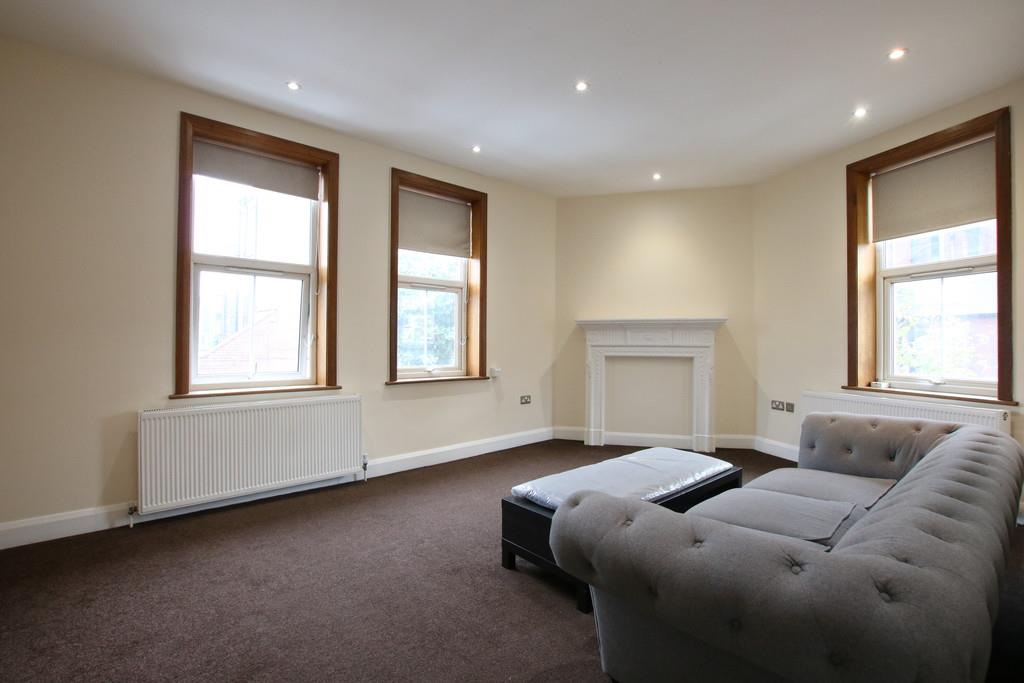 Flat Maybury Gardens in Greater London
