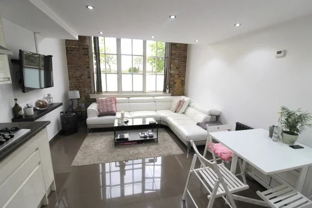 Flat Hopton Road in Greater London