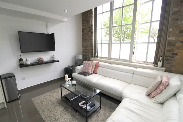 Flat Hopton Road in Greater London