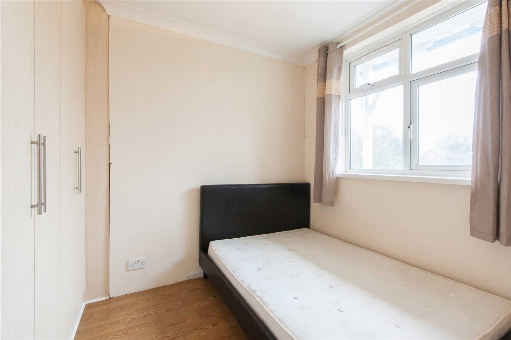 Flat Lynton Road in Greater London