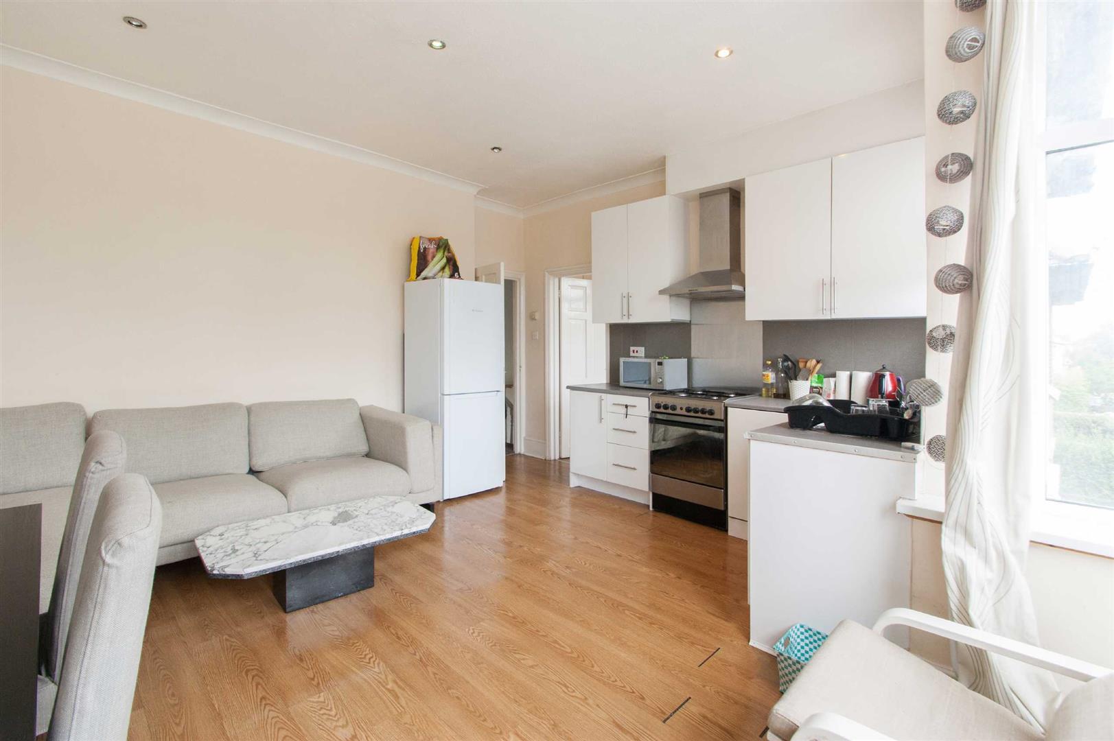 Flat Lynton Road in Greater London
