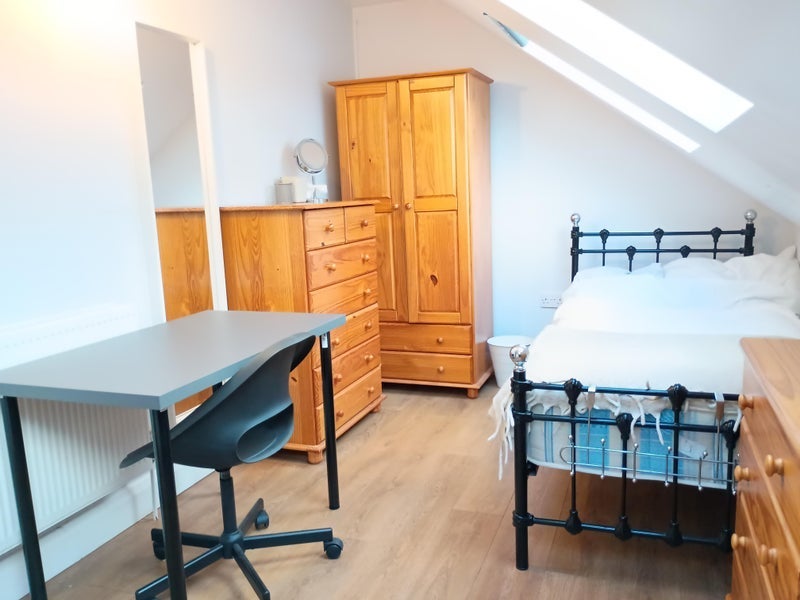 Room Ellesmere Road in Greater London
