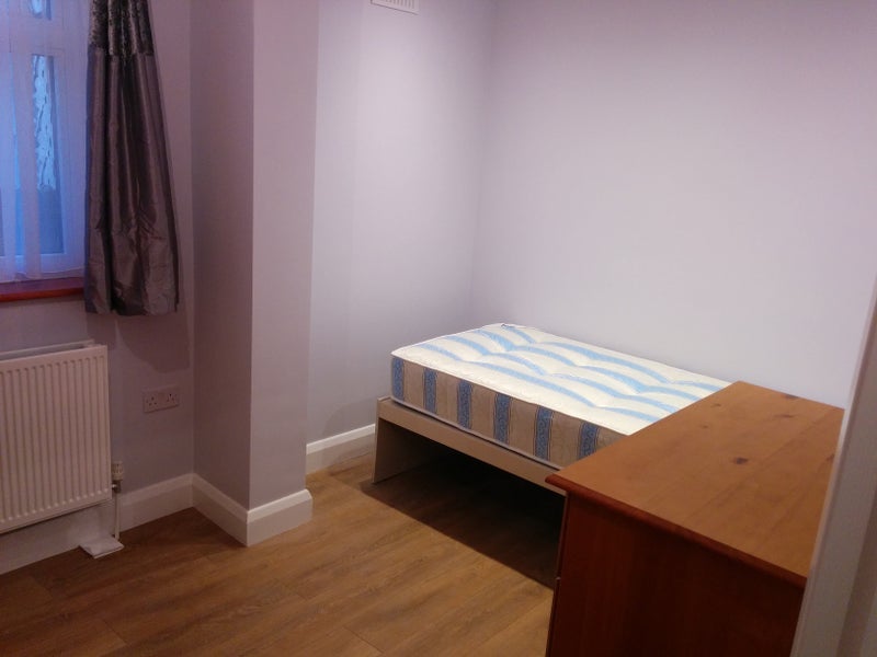 Room Ellesmere Road in Greater London