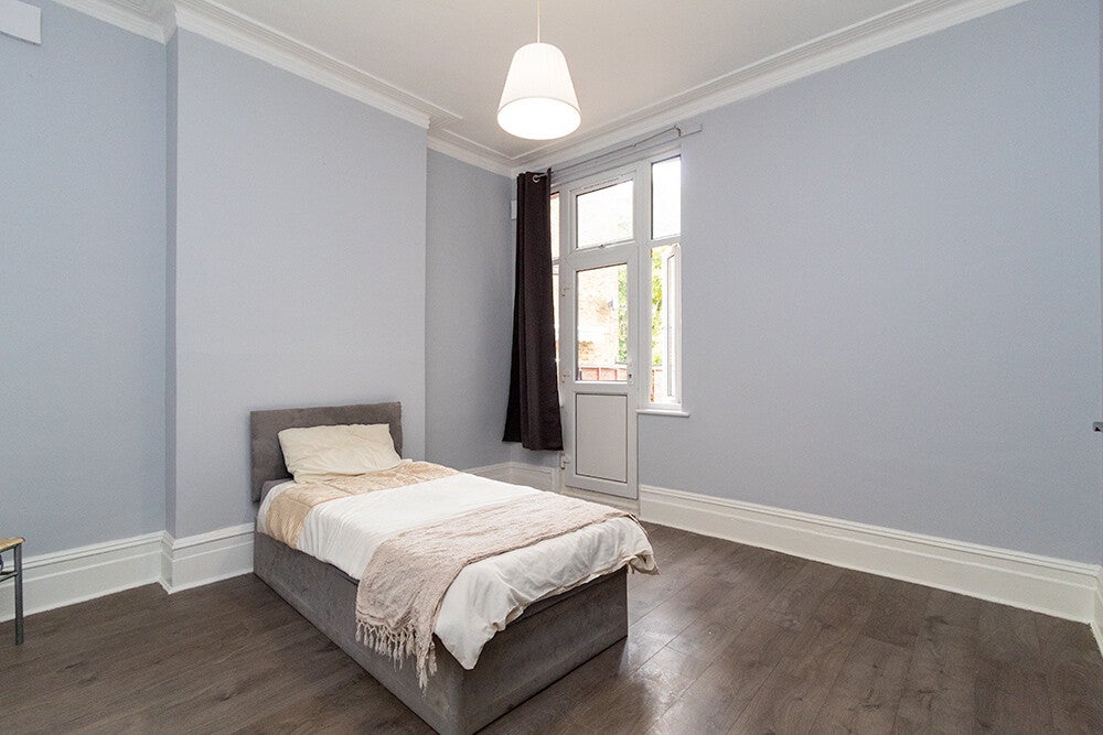 Flat Talbot Road in Greater London
