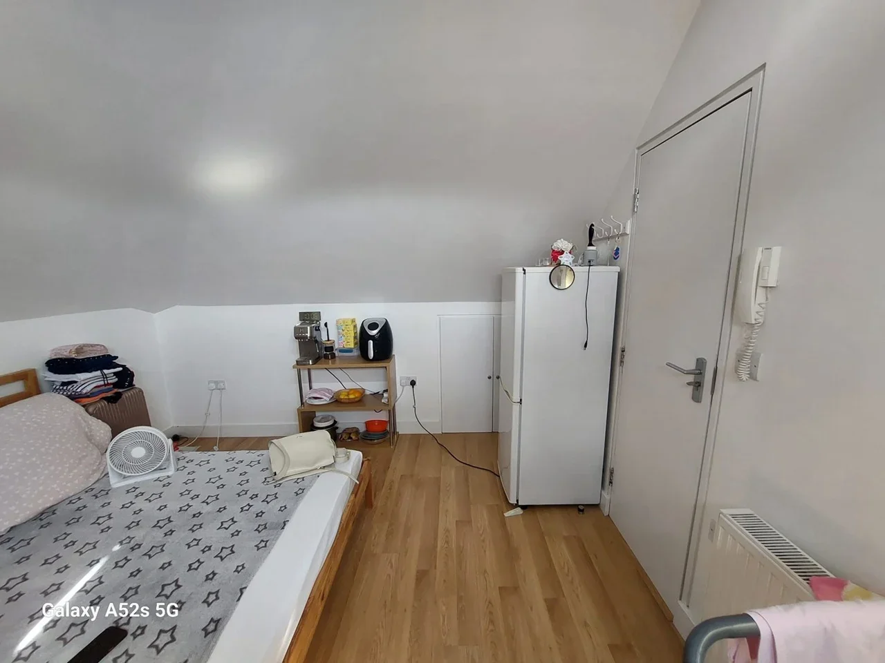 Flat Garratt Road in Greater London