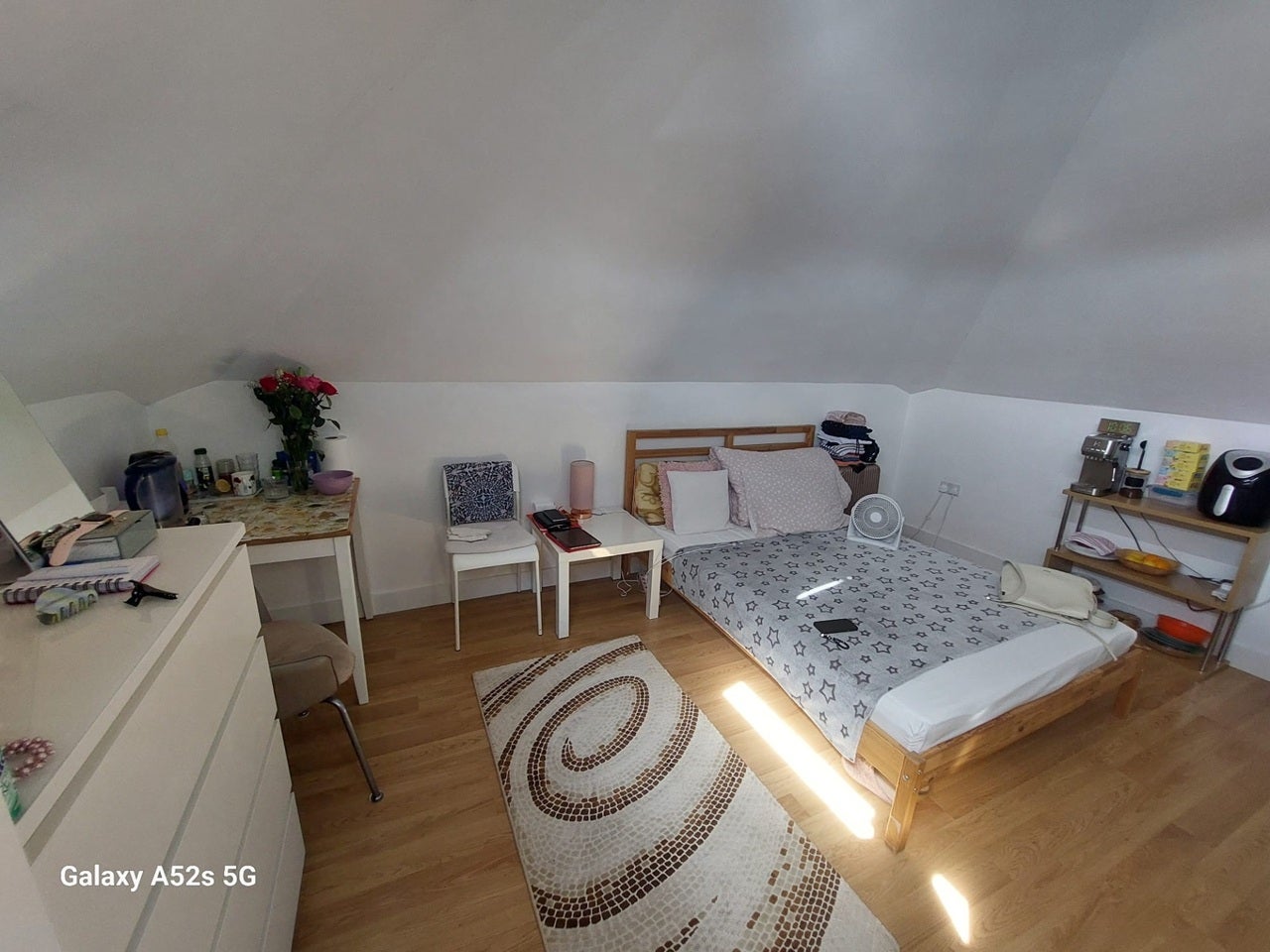 Flat Garratt Road in Greater London