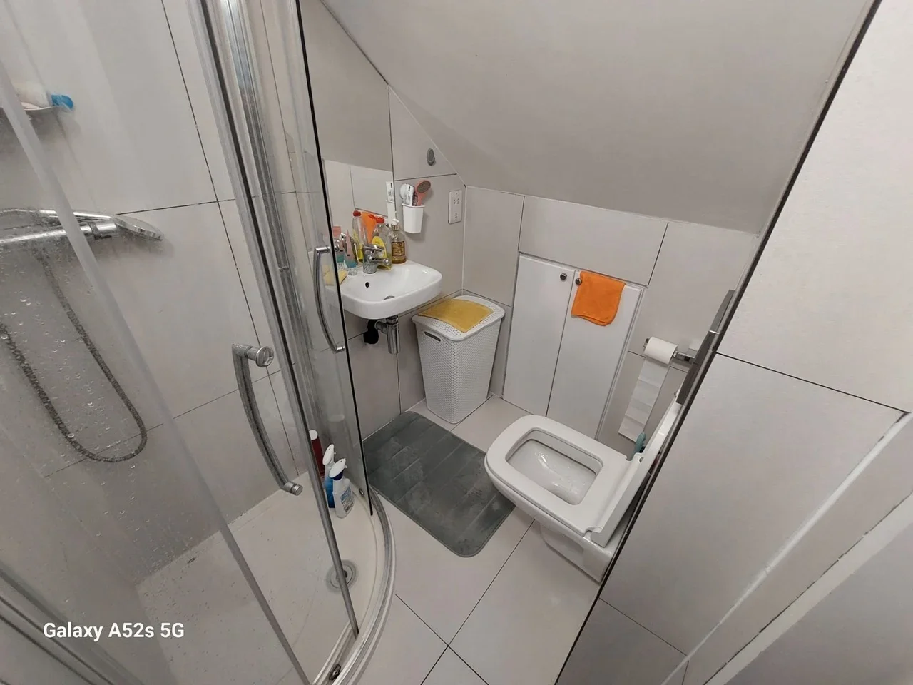 Flat Garratt Road in Greater London