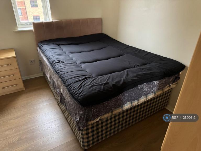 Flat Cherry Blossom Close in Greater London